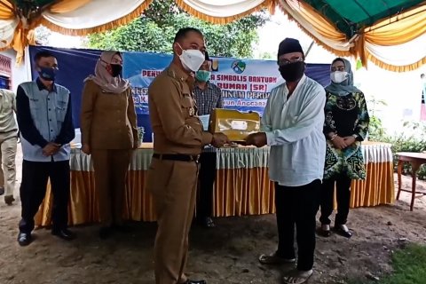 Bupati Bangka serahkan 65 unit bantuan air minum perdesaan