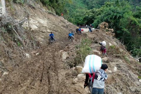 Masyarakat Ulumanda Majene berharap akses jalan segera pulih