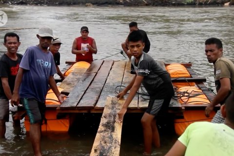 Rakit berbayar & gratis bagi warga korban banjir di Halmahera Utara