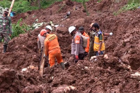 Saksi Mata : Terdengar ledakan ketika longsor terjadi