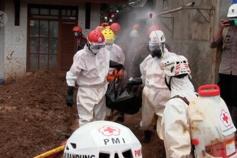 Korban longsor Sumedang ditemukan berdekatan di lokasi hajatan 
