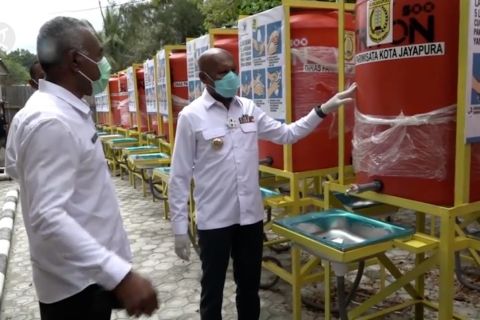 Pemkot Jayapura serahkan 100 tandon air bagi pengelola objek wisata