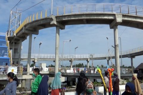 Dipadati pengunjung,  Jembatan Antasan Bromo ditutup untuk umum