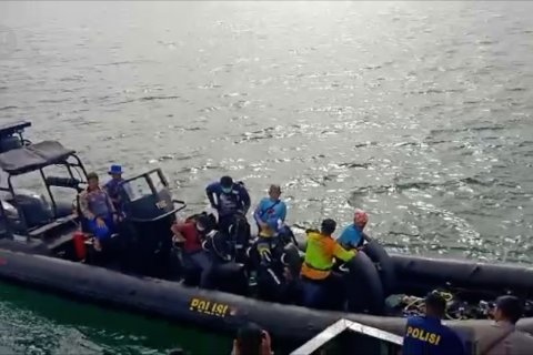 Tim gabungan Polri&nbsp;cari korban dan puing pesawat Sriwijaya Air