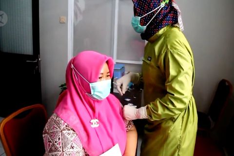 Simulasi vaksin bagi tenaga kesehatan di Cirebon
