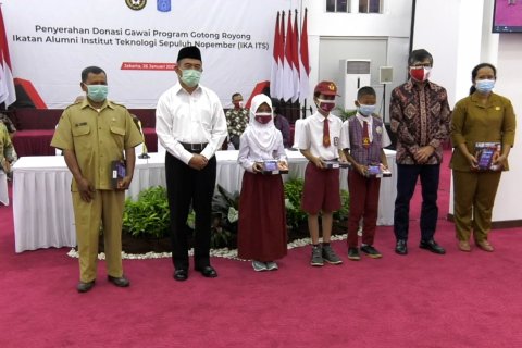 Dukung pembelajaran daring, Menko PMK terima 530 gawai dari IKA-ITS