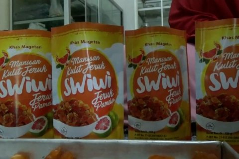 Manisan kulit jeruk pomelo, camilan khas Magetan yang kaya rasa