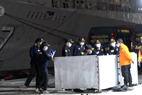 Basarnas terima 5 kantong dan 1 serpihan Sriwijaya Air