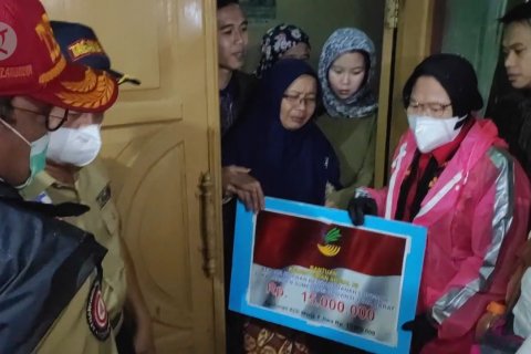 Mensos beri santunan kepada keluarga korban longsor Cihanjuang