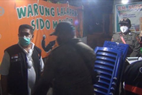 Operasi yustisi malam, satgas COVID-19 Ambon sita perlengkapan pedagang