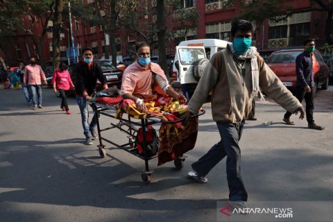 Antrean pasien rumah sakit di Kolkata
