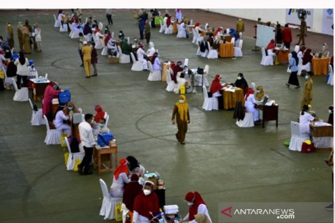 Vaksinasi massal untuk tenaga kesehatan di Makassar