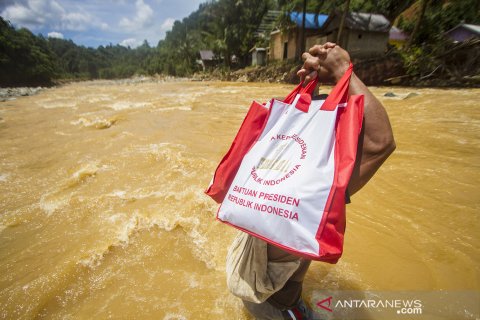 Penyaluran bantuan presiden di pedalaman pegunungan Meratus Kalsel