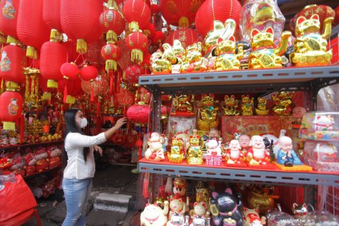 Penjualan pernak pernik Imlek di Glodok anjlok hingga 90 persen