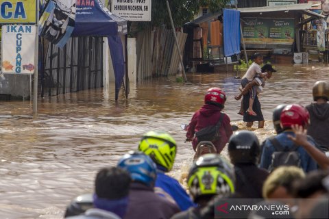 Banjir genangi ruas jalan Pantura di Karawang