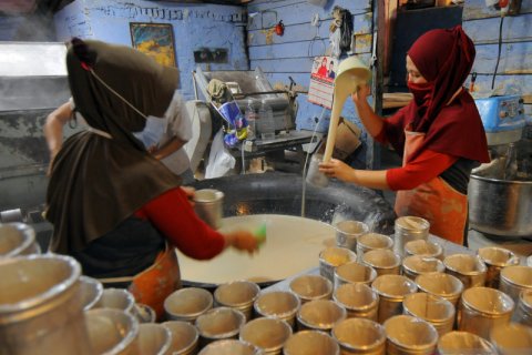 Produksi dodol keranjang khas Imlek