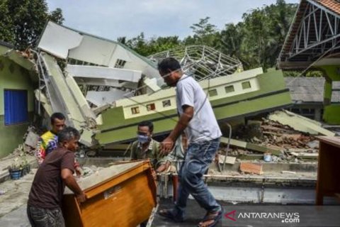 Sekolah Ambruk Akibat Pergerakan Tanah