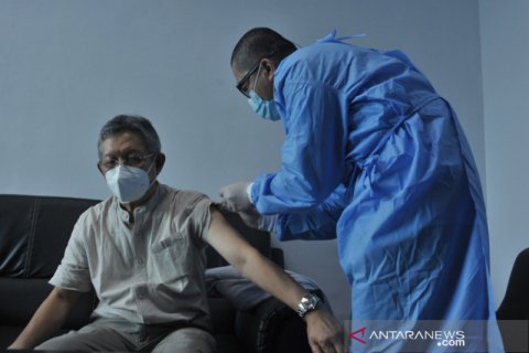 Vaksin bagi Nakes usia lanjut di RSMH