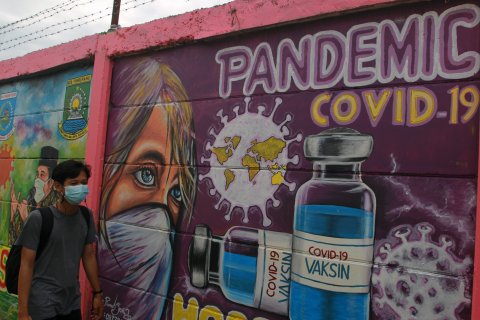 Mural untuk mengedukasi pentingnya vaksinasi COVID-19