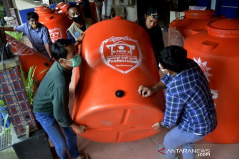 Bantuan penampungan air bersih untuk pengungsi korban gempa