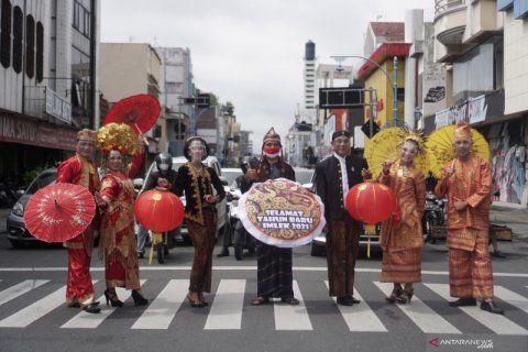 Aksi ucapkan Imlek dengan baju adat