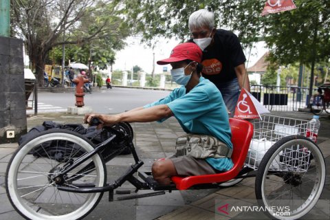 Bantuan sepeda untuk penyandang tuna daksa