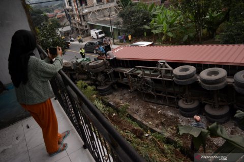 Truk kontainer terguling