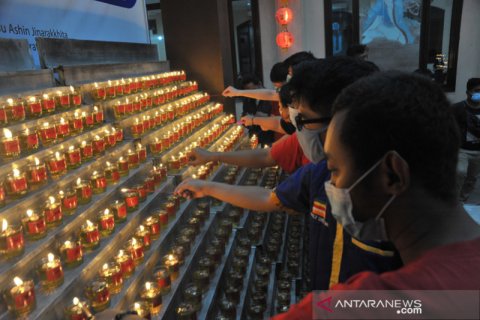 Umat Buddha nyalakan ratusan pelita tahun baru imlek