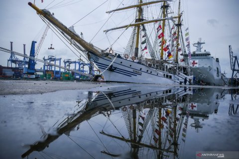 Wisata di KRI Dewaruci