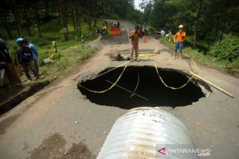Lubang Besar di Jalan Provinsi Penghubung Brebes-Tegal