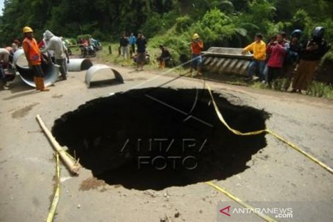 Lubang Besar Di Jalan Provinsi Penghubung Brebes Dan Tegal