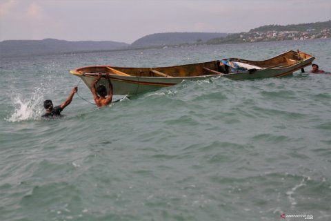 WASPADA GELOMBANG TINGGI DI 8 PERAIRAN DI SULAWESI TENGGARA