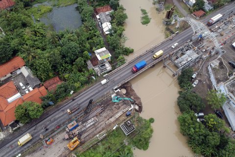 Progres perbaikan jembatan pantura yang amblas