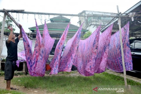 Produksi kain jumputan khas Palembang