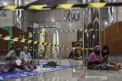 Korban banjir Cipinang Melayu mengungsi ke masjid Universitas Borobudur
