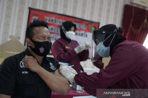 Vaksinasi COVID-19 untuk anggota Polri