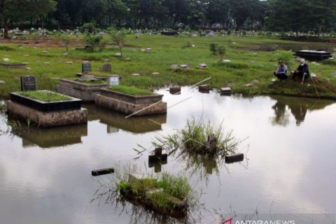 Memancing Di Pemakaman Yang Terendam Banjir