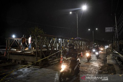 Pemasangan jembatan bailey jalur Pantura Bekasi