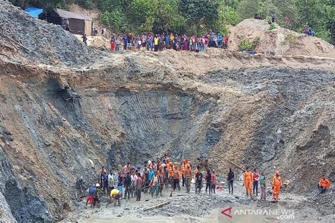 Tim SAR dan warga gotong royong cari korban timbunan tambang emas ilegal