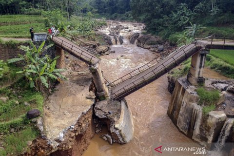 Jembatan Kalipetung roboh
