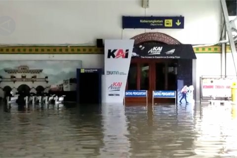 Stasiun Tawang Semarang terendam banjir