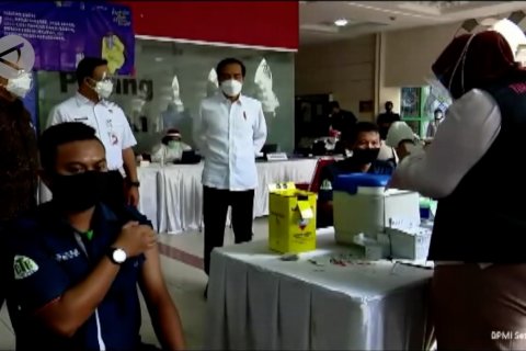 Presiden tinjau vaksinasi di Pasar Tanah Abang