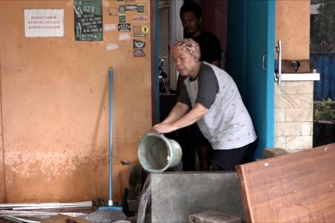 Cuaca terang, warga Bekasi mulai bersihkan rumah dan kendaraan