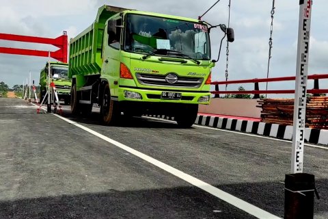 Dinas PUPR uji beban Jembatan Air Kerabut di Pangkalpinang