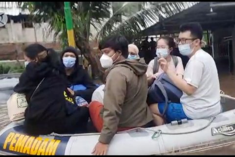 Dinas Gulkarmat DKI evakuasi korban banjir di Mampang