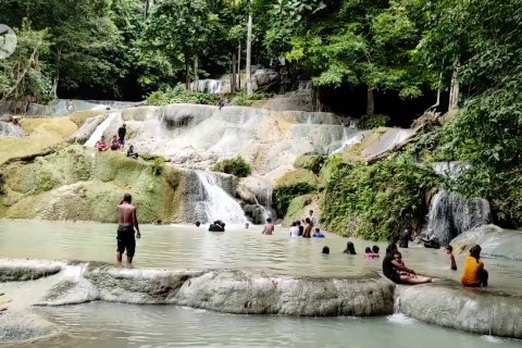 Menikmati keindahan panorama Air Terjun Moramo