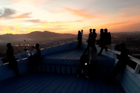 Menikmati matahari terbenam di Kota Padang dari Bukit Nobita