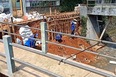 Tebing turap di Batuampar amblas akibat luapan banjir