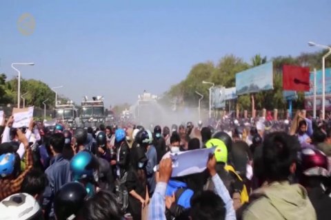 Pengunjuk rasa Myanmar kuyup oleh tembakan meriam air