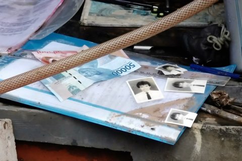 Banjir surut, warga Pasar Minggu bersih-bersih rumah